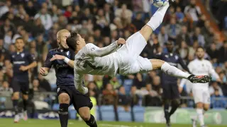 Cristiano Ronaldo intenta hacer una chilena en el partido contra el Malmoe