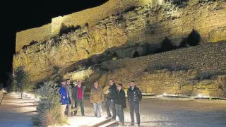 Concejales de Albarracín ante el castillo recién iluminado, que ahora cobra protagonismo.