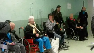 Varios pacientes esperaban ayer a última hora de la mañana en el pasillo.