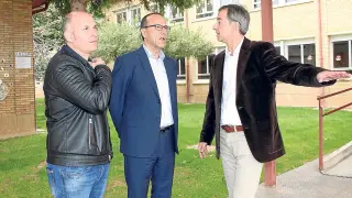 Faci, con el alcalde Alfonso Adán derecha y el concejal de Educación, Carlos García.