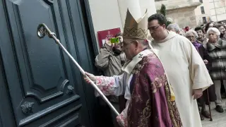El arzobispo de Zaragoza, Vicente Jiménez, tocan con su báculo las puertas de la Seo.