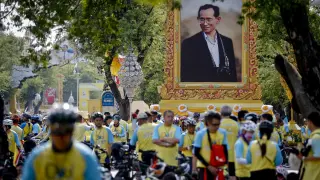 Retrato del rey tailandés Bhumibol Adulyadej, en una marcha ciclista celebrada en Bangkok con motivo de su 88 cumpleaños.