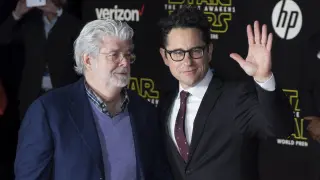 J.J. Abrams y George Lucas en la alfombra roja.