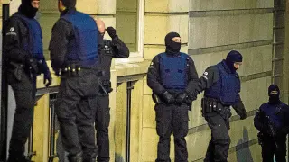 Foto archivo de policías belgas desplegados en una Bruselas en alerta máxima durante los primeros días tras el 13-N.