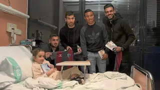 Los jugadores entre ellos, Fran Mérida (izquierda) visitaron ayer a los niños del hospital San Jorge.