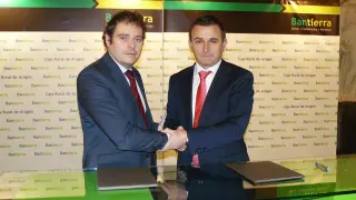 Juan José Gracia, director de zona de Bantierra en Zaragoza, y Jesús Sangüesa, director Financiero y de Control de Gestión de Simply.