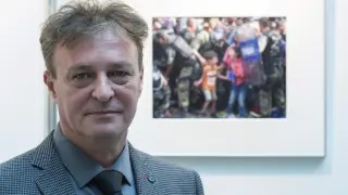 Georgi Licovski posa delante de su fotografía premiada por Unicef.
