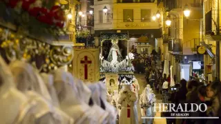 Semana Santa en Teruel. Procesión del Jueves Santo. Cofrades y la banda de cornetas y tambores, delante de Nuestra Señora de la Esperanza.