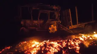Imagen de uno de los incendios que se mantienen activos en Asturias