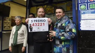 Alegría en la administración de Lotería de Casetas que ha repartido 900.000 euros de un quinto premio.