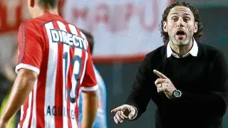 Gaby Milito da instrucciones como entrenador de Estudiantes a su jugador Aguirregaray.