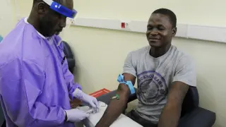 Un superviviente del ébola que participó en un estudio sobre el virus en Monrovia.