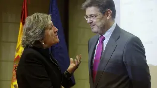 El ministro de Justicia, Rafael Catalá conversa con la presidenta de la Asociación Empresarial del Seguro (UNESPA), Pilar González de Frutos.
