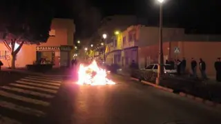 Fuegos incontrolados tras el asesinato de un inmigrante en Roquetas de Mar, este sábado.