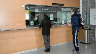 Dos viajeros sacaban ayer billete para el tren en la estación de la capital turolense.