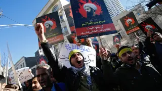 Protestas en la calle de la Embajada saudí, ahora dedicada al clérigo ejecutado.