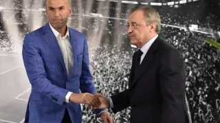 Apretón de manos entre ?Zinedine Zidane y Florentino Pérez este lunes.