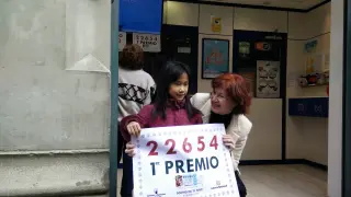 Isabel Lalmolda, lotera de la administración número 1 de Zaragoza, y su hija Irene, de 7 años, con el número del primer premio de El Niño.