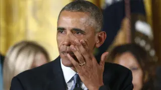 Obama, que se emocionó y lloró en su intervención, pidió al país dejar atrás las "excusas" y actuar con "urgencia" para mejorar el control de las armas de fuego.