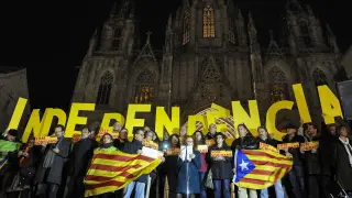 Un grupo de personas piden la independencia de Cataluña