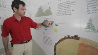 Miguel Ortega enseña el centro de interpretación de Salto de Roldán.