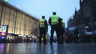 Policía alemana en las inmediaciones de la estación de Colonia.