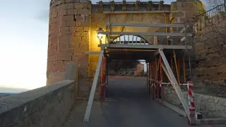 Trabajos de restauración de la puerta del Parador de Alcañiz