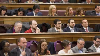 Los diputados de Podemos Pedro Arrojo (izq. 3ª fila desde arriba), Jorge Luis Bail (2º izq. 3ª fila desde arriba) y el diputado de Ciudadanos Rodrigo Gómez (2º dcha. 3ª fila desde arriba)