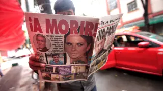 Un ciudadano mexicano lee un periódico en plena calle.