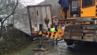 El camión tuvo que ser remolcado por una grúa de grandes dimensiones.