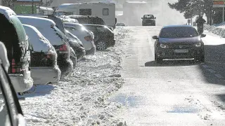 Coches circulando por la carretera de Canfranc, donde cayó abundante nieve.