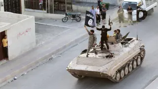Combatientes islamistas en las calles de Raqa