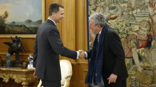 El Rey Felipe VI saluda al diputado de Nueva Canarias Pedro Quevedo en su visita al Palacio de la Zarzuela.