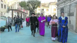 La teatralización recrea la visita que en diciembre de 1585 hizo Pedro Cerbuna, fundador  de la Universidad de Zaragoza, a su localidad tras ser nombrado obispo en las Cortes de Monzón.
