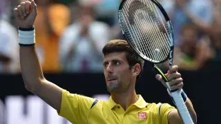 El tenista serbio, Novak Djokovic, celebra la victoria.