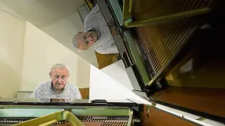 José Peris y su reflejo oblicuo sobre el piano.