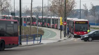 Decenas de autobuses regresan desde cocheras a prestar servicio, después del paro de la mañana del pasado viernes, en una imagen tomada en el Tercer Cinturón.