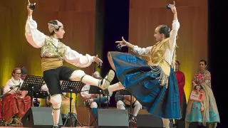 Actuación de la pareja de baile juvenil formada por Lorién Mena y Mariam Burgos, de Huesca.