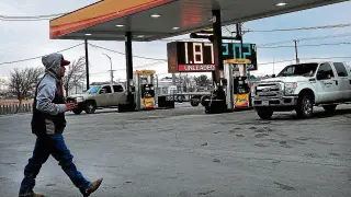 Un trabajador se dirige a repostar en una gasolinera de Andrews (Texas).
