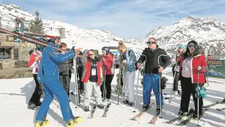 Parte del grupo inició la estancia con unas clases en la Escuela de Esquí de Formigal.
