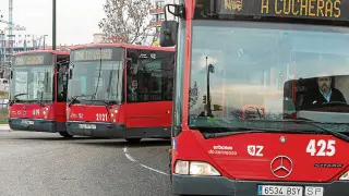 Tres autobuses se dirigen a las cocheras de la carretera de Castellón durante la huelga, imagen de archivo.