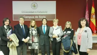 Carlos Moro Lagares, en el centro de la imagen, defendió su tesis en la Facultad de Fisioterapia del Campus de Soria