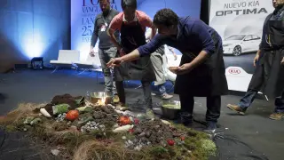 Los chefs Virigilio Martínez, Jorge Vallejo y Mauro Colagreco ejemplificando la cocina bajo tierra, una de las técnicas culinarias en peligro de extinción.