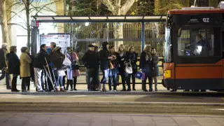 Decenas de personas esperaban ayer en la plaza de Aragón la llegada de los buses en el horario vespertino de paros del servicio.
