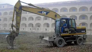 Las máquinas comenzaron ayer a excavar en la explanada del monasterio.