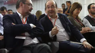 El presidente aragonés, Javier Lambán (i), y el primer secretario del PSC, Miquel Iceta