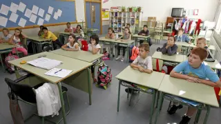 Escolares del colegio La Arboleda atendiendo en clase