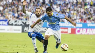 Culio pugna con Mario en el partido de ida de la final de la promoción de ascenso entre el Real Zaragoza y Las Palmas en La Romareda