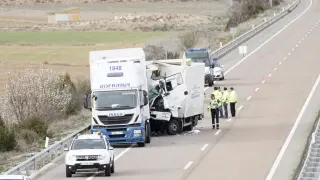 La cabina del camión que chocó por alcance contra otro vehículo pesado quedó irreconocible.