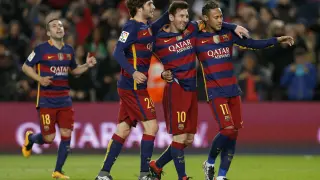Sergi Roberto, Messi y Neymar celebran uno de los goles de la noche.